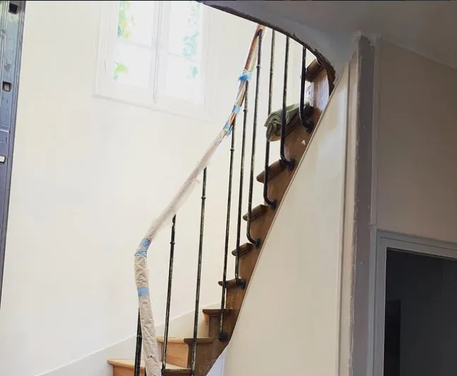 Escalier en bois protégé avant travaux de revêtement
